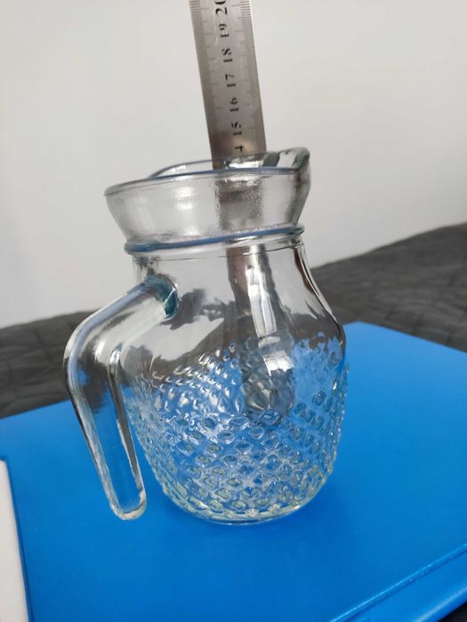 Mały dzbanek szklany