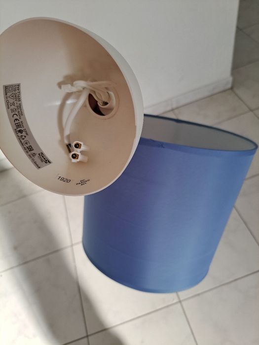 Abajur azul com o cabo para  instalação