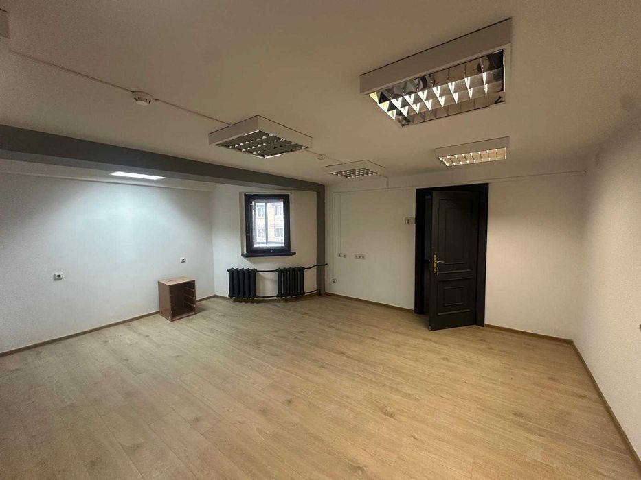 Оренда окремого нежитловго (офісного) приміщення 775 м.кв., Ризька,12