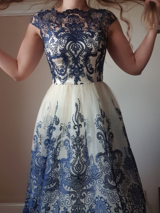 Elegancka sukienka Chi Chi London – tiul, koronka, ecru
