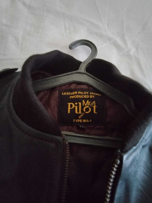 Blusão de voo de couro, sem qualquer tipo de uso.