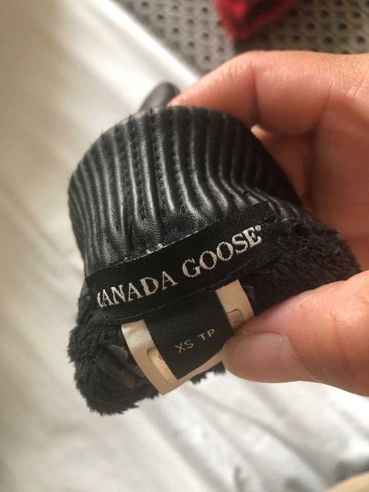 Canada Goose Gloves (XS)