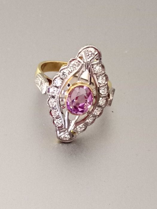 Złoty pierścionek z brylantami