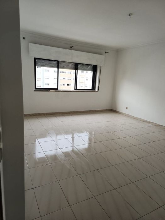 Alugo T1 em Massamá