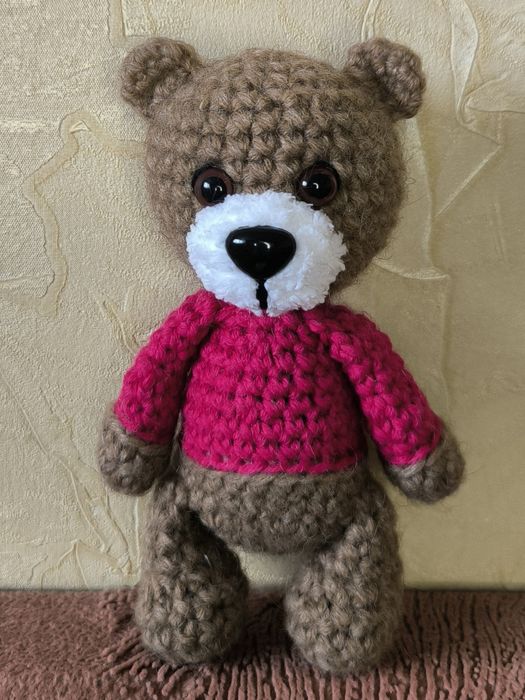 В'язані іграшки ручної роботи. В'язаний ведмедик.