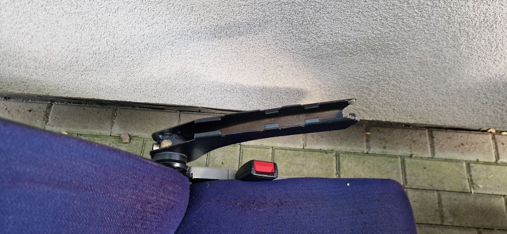 Fotele z pasami zwykłe i obrotowe.