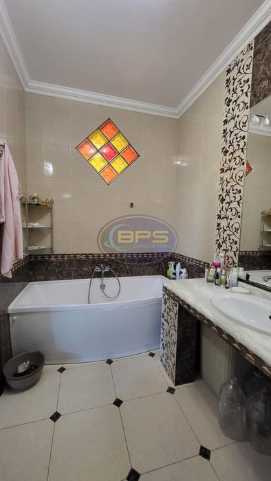 Квартира 3-кімнатна біля Театру Музкомедії