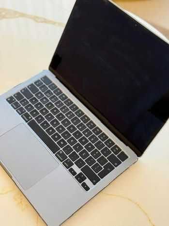 MacBook Air Apple M2 com capa transparente