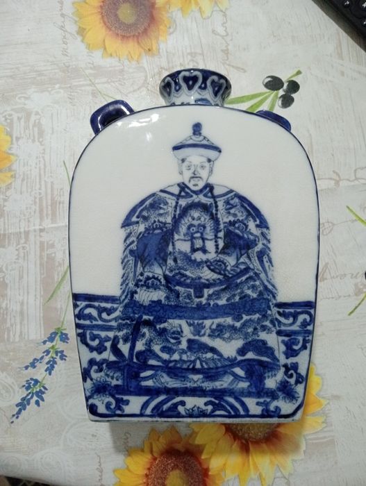 Porcelana chinesa com pequeno defeito visto na foto
