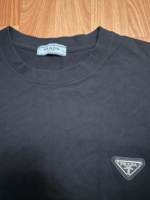 Чорна футболка Prada