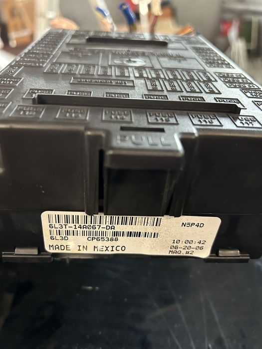 Ford F150 skrzynka bezpieczników 2004-08