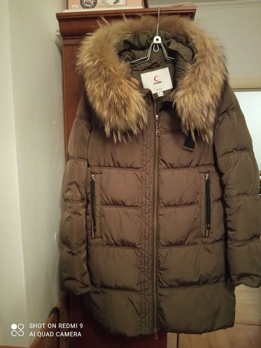 Пуховик женский  оливкового цвета с натуральным  мехом