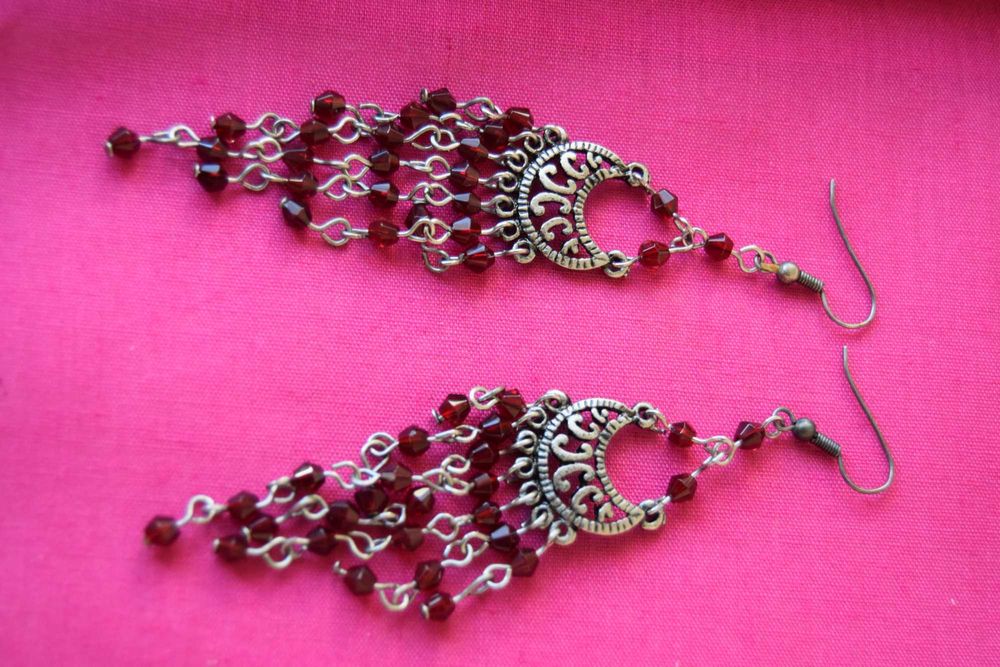 Brincos em metal e pedra escarlate