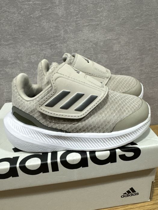 Дитячі кросівки adidas. Розмір 22 ( 13см устілка )