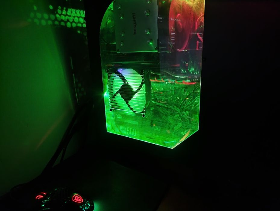 Kompuer z monitorem głośnikami