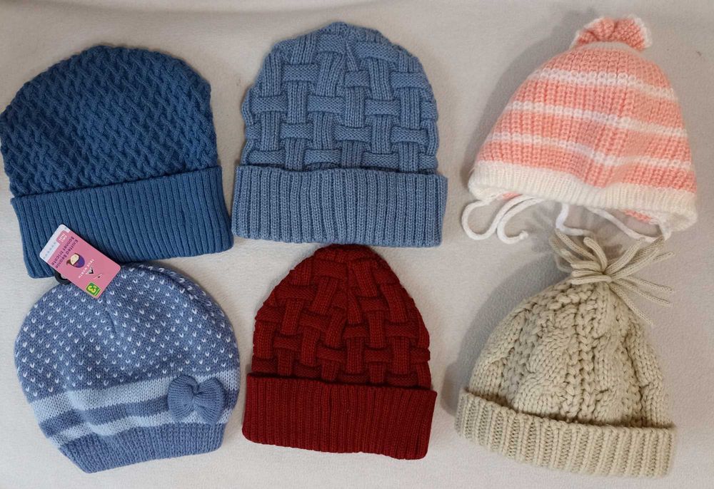 Шапки на дівчинку