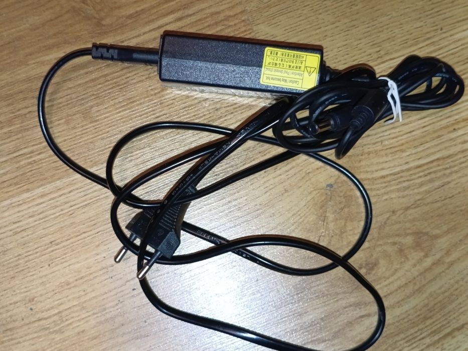 Продам блок питания  MODEL: D40-19V/1.7A