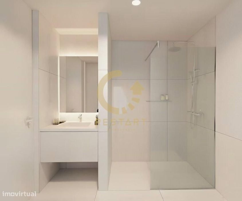 Studio T0 com varanda e lugar de garagem em Costa Cabral