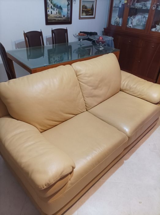 Sofá em pele com 2.20 metro.