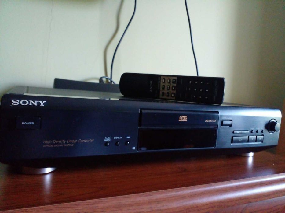 Проигрыватель компакт дисков SONY CDP-XE310.