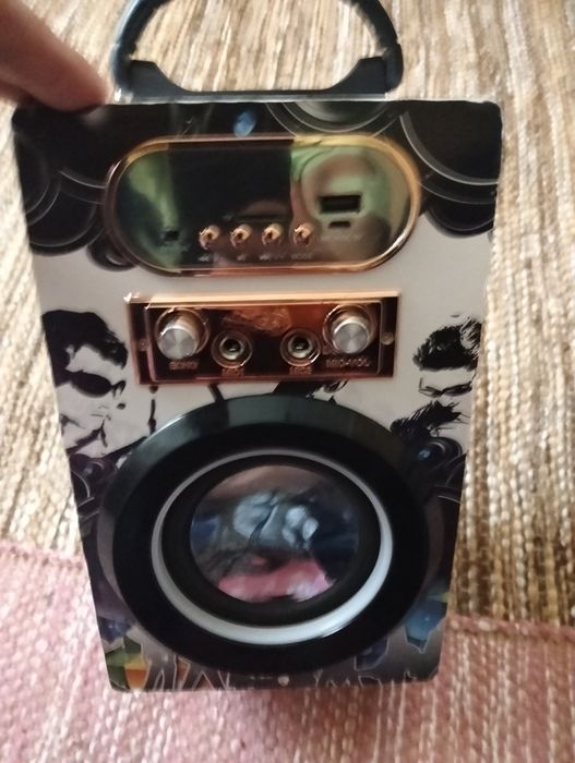 Coluna de bluetooth com luzes e pega sem carregador