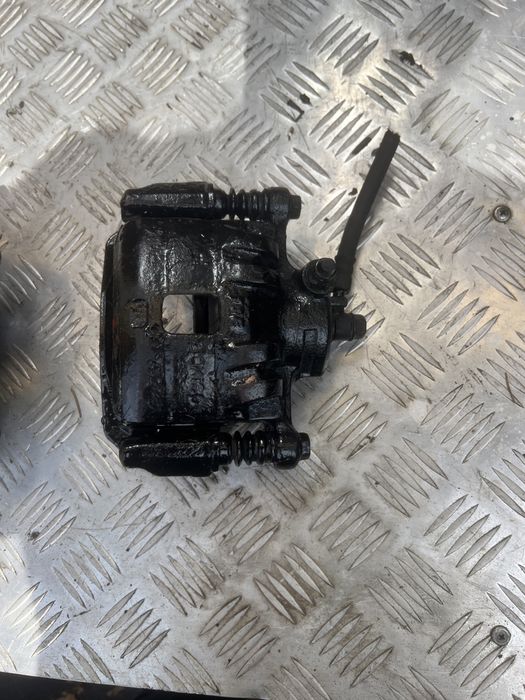 Суппорт передний Сузуки свифт 98 год suzuki swift