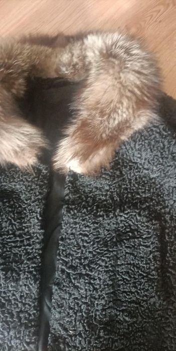 Kurtka z karakułów z kołnierzem z lisa