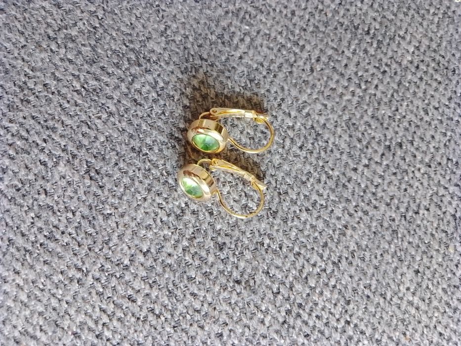 Kolczyki z zielonym oczkiem