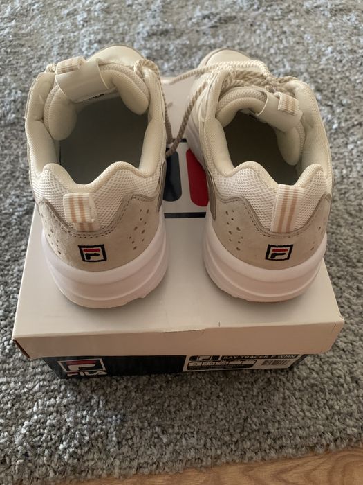 Ténis brancos e pele de camurça da marca Fila