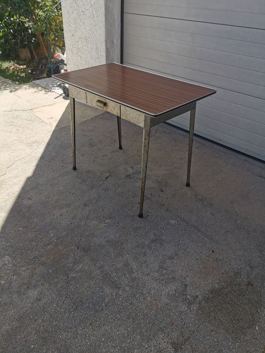Mesa de ferro e tampo em madeira