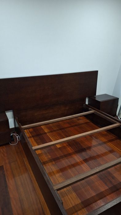 Cama de casal na cor vengue