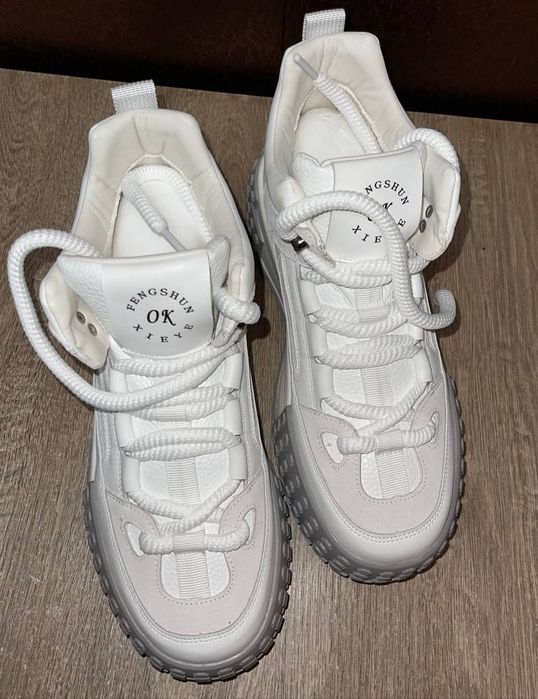 Продам високі кросівки