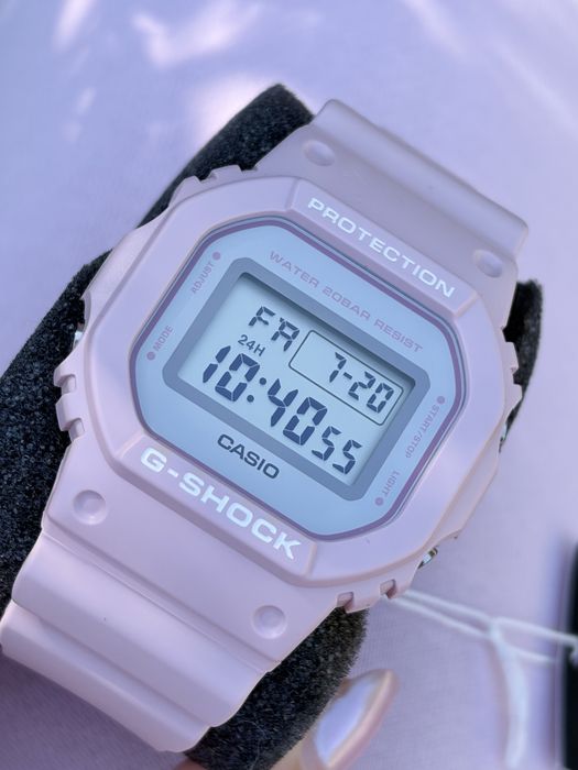 Жіночий годинник CASIO G-SHOCK DW-5600SC-4E.
