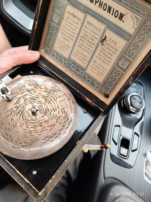 Katarynka pięknie gra.