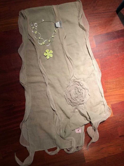 conjunto de écharpe. colar e alfinete muito bonitos
