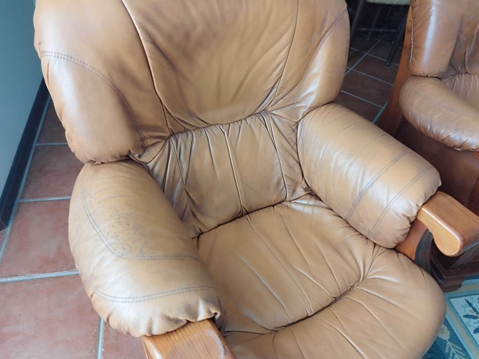 Três sofás em pele castanha