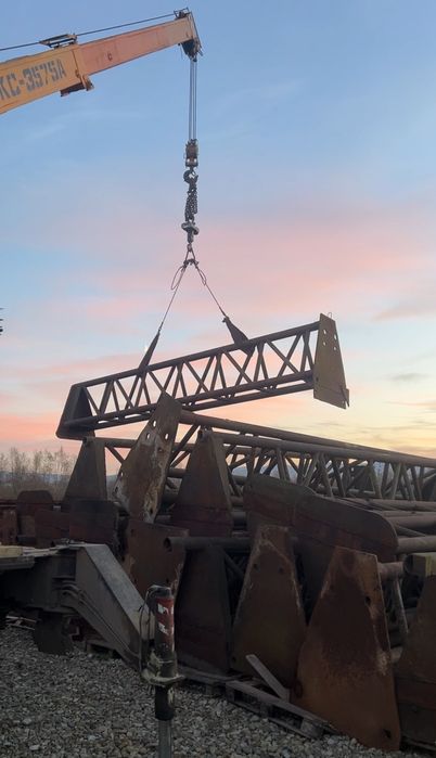 Колони стійки на ангар, кран балка або мостовий кран.