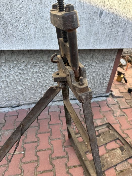 Imadło do rur na stojaku
