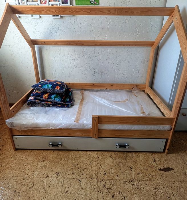 Łóżko domek z szufladą i barierką GRATIS nowy materac i narzuta 80 160