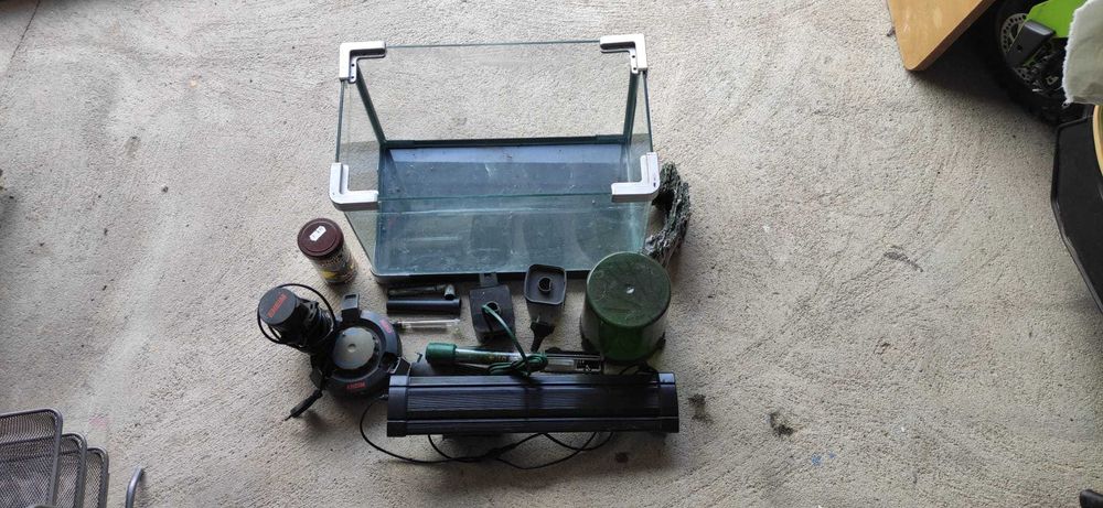 Aquário de 25 litros com diversos acessórios