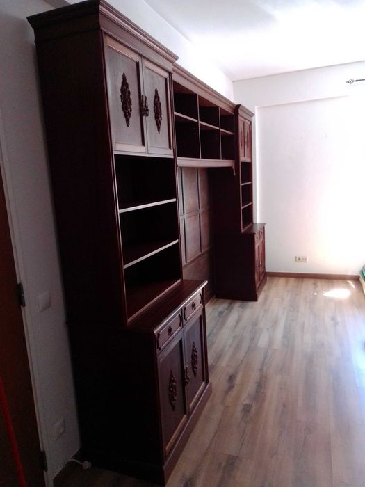 Móvel estante de sala em cor mogno.