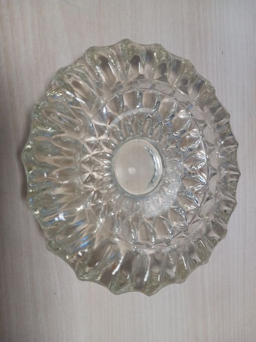 Sprzedam kryształową popielniczkę  średnica 18 cm