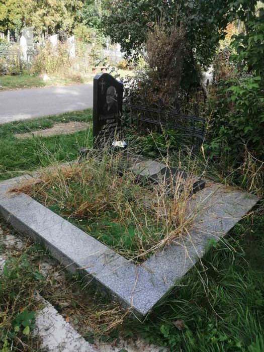 Прибирання могил. Недорого