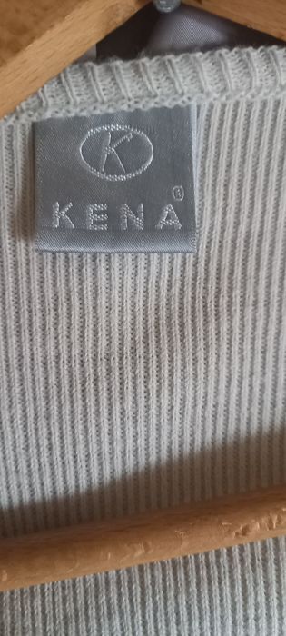 Pareo w kolorze kremowym. Doskonale chroni przed chłodem w letnie dni
