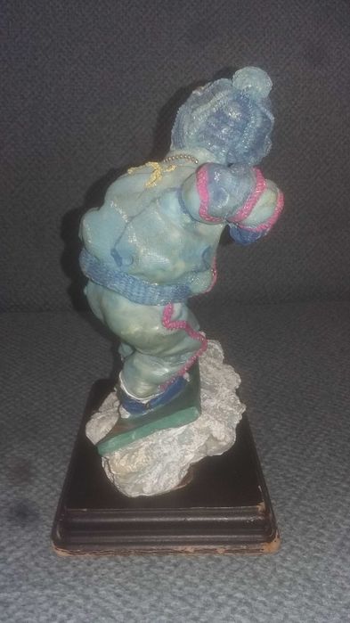 Figurka chłopca na desce