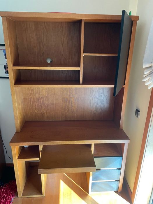 Estante com secretária