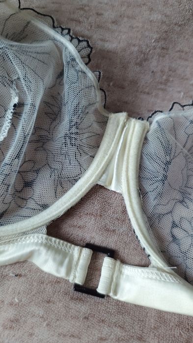 Kremowy koronkowy haftowany biustonosz Sofia Pure Joy 75D Intimissimi