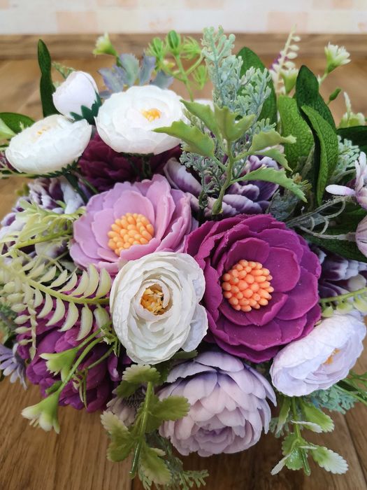 Bukiet kwiatów mydlanych pachnących w koszyczku dekoracja