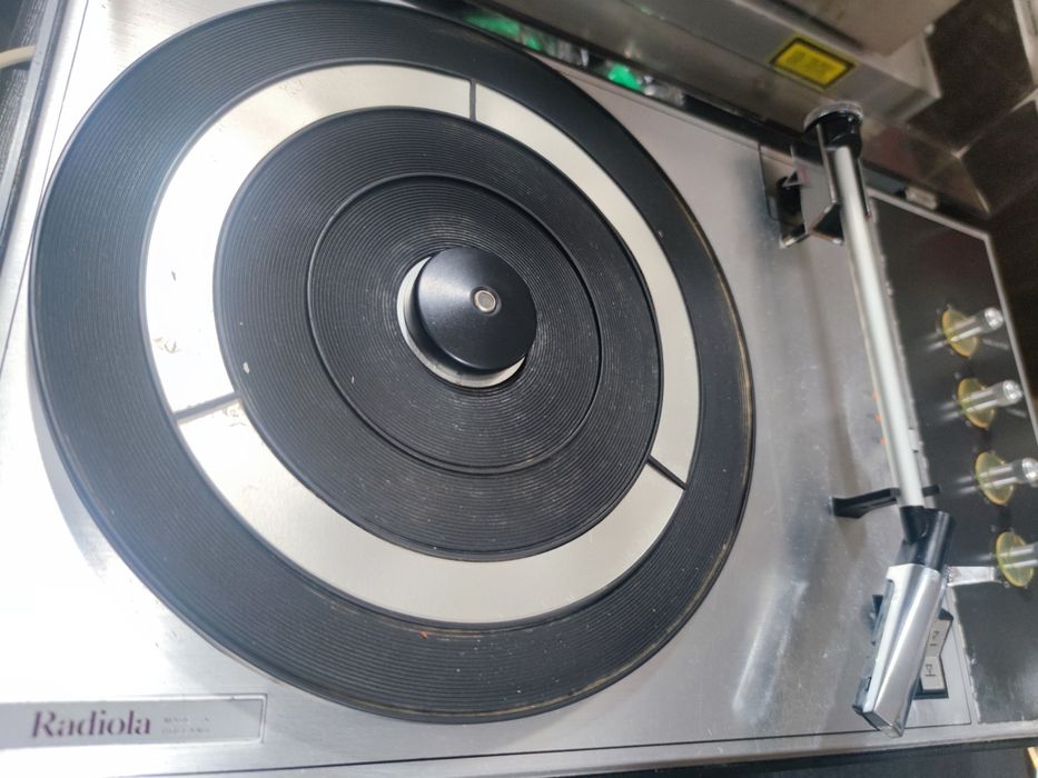 Gira disco RADIOLA com avaria