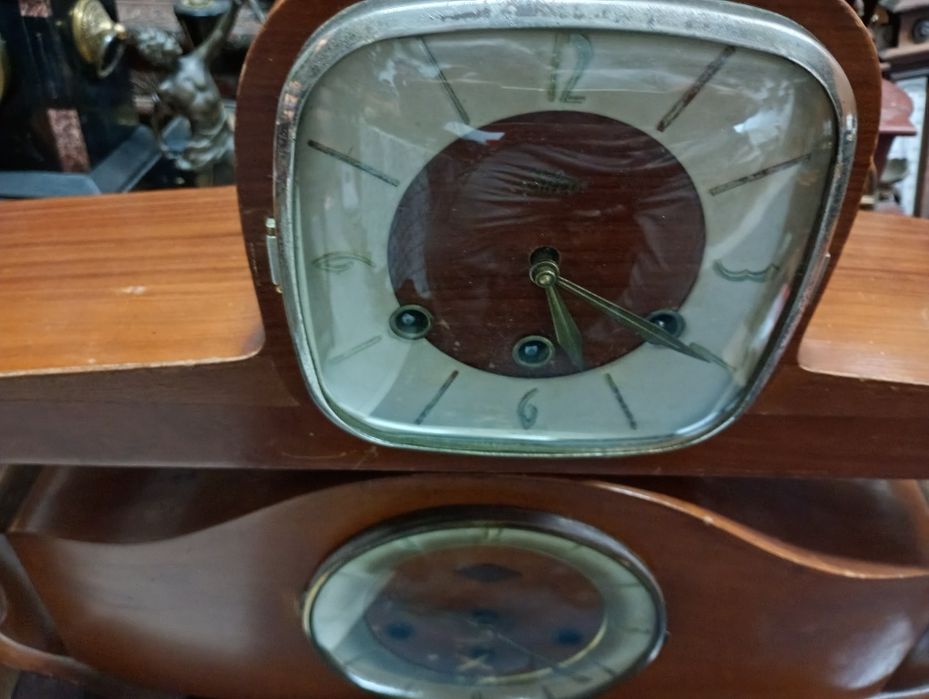 Dois relógios de mesa, a funcionar.